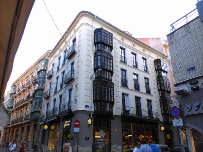 Rehabilitación de fachada de edificio antiguo en la calle Teresa Gil