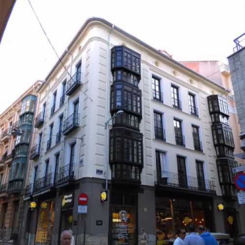 Rehabilitación de fachada de edificio antiguo en la calle Teresa Gil