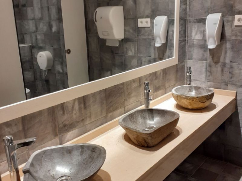 Vista de los aseos del bar La Tarara reformado