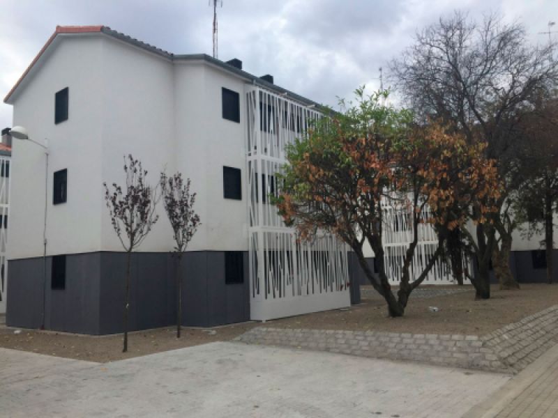 Rehabilitación de edificio de tres alturas con fachada de  dibujo vegetal troquelado