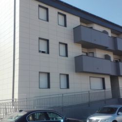 Construcción de edificio de viviendas de tres alturas